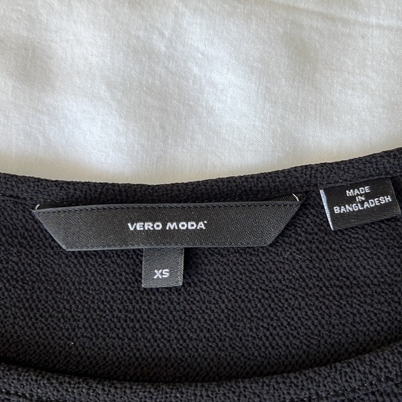 Vero Moda black blouse, long flowy sleeves, XS - Picture 2 of 4